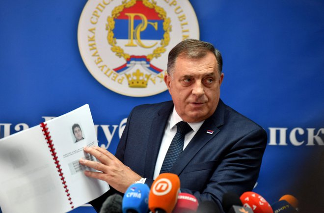 Milorad Dodik, vodja Srbov v Bosni in Hercegovini je prejšnji teden medijem kazal dokumente, s katerimi je znova skušal zanikati, da se je leta 1995 v Srebrenici zgodil genocid.  Foto Elvis Barukcic Afp