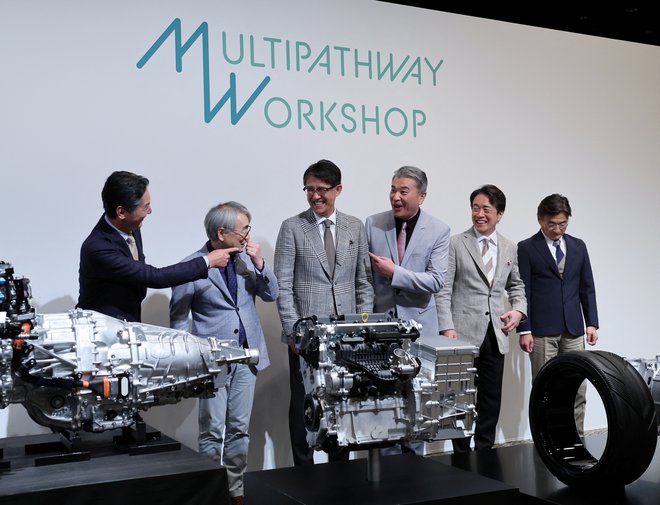 Toyota, Subaru in Mazda bodo vsak po svoje in skupaj naprej razvijali klasične pogone. Foto Kim Kjung Hun/Reuters