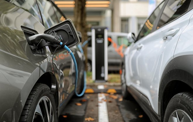 Polnjenje električnih vozil bomo morali v prihodnosti močno nadgraditi. FOTO: Blaž Samec/Delo