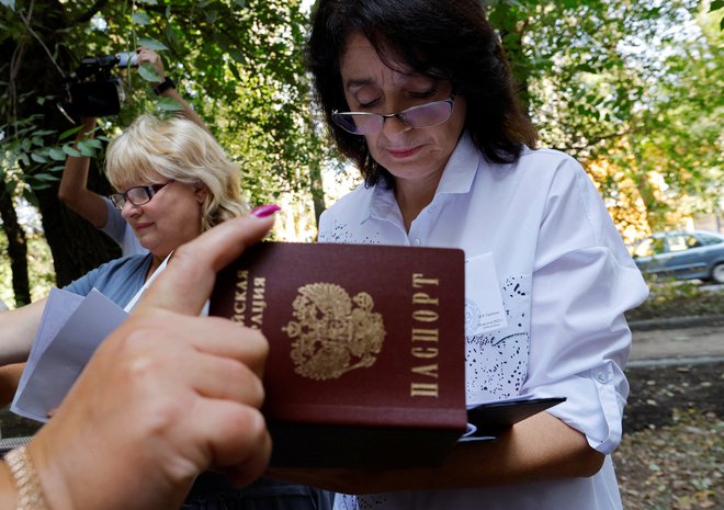  Pri izdajanju potnih listov država lahko sledi drugim ciljem, vključno z osvajalskimi. FOTO: Alexander Ermochenko/Reuters