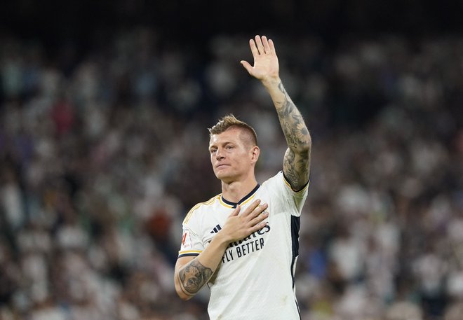 Toni Kroos se je s solzami v očeh poslovil od zvestih navijačev. FOTO: Ana Beltran/Reuters