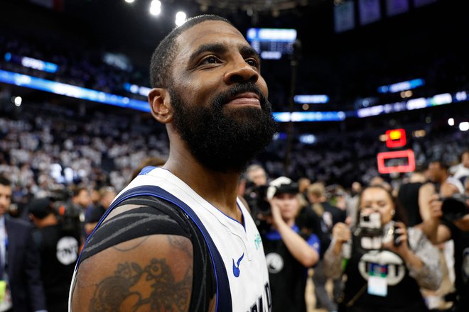 Kyrie Irving je imenitno držal ritem s slovenskim asom, s katerim tvorita najboljši dvojec v ligi NBA. FOTO: David Berding/AFP