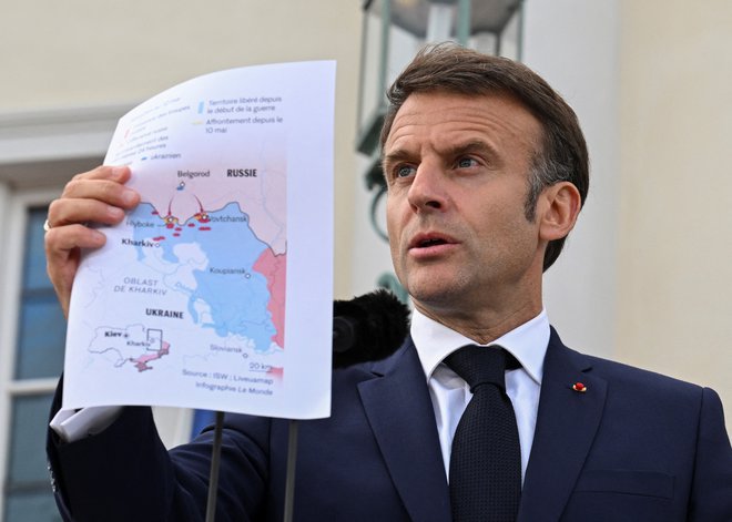 Francoski predsednik Emmanuel Macron je ta teden med obiskom v Nemčiji pokazal zemljevid s smermi ruskih napadov na Harkov. FOTO: Annegret Hilse/Reuters