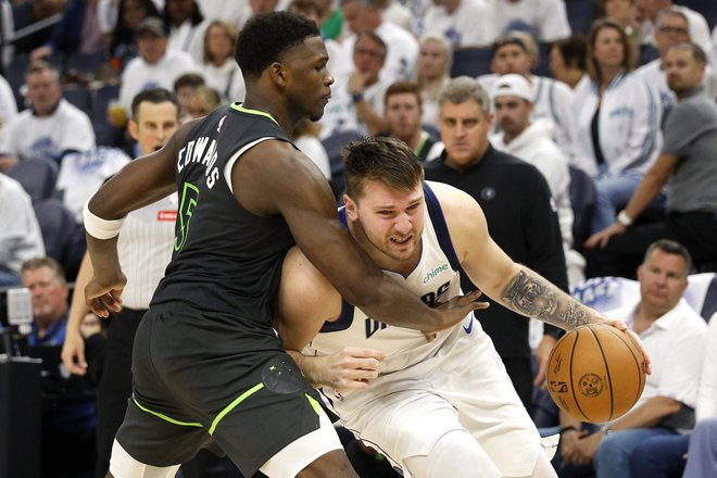 Luka Dončić je v velikem slogu popeljal Dallas do zadnje stopničke v ligi NBA, kjer tekaško moštvo čaka lovii Boston. FOTO: David Berding/AFP