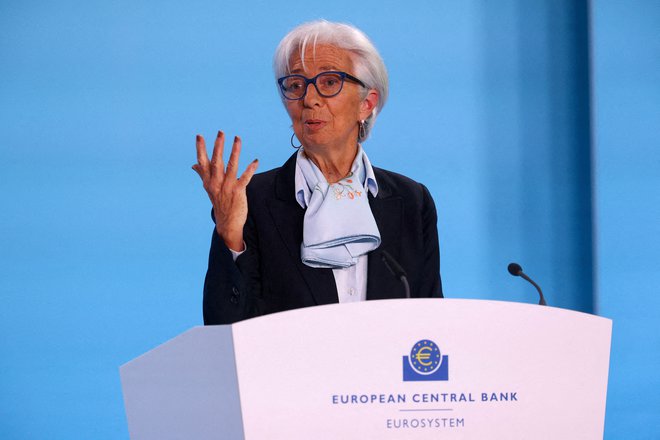 Trg pričakuje, da bo ECB že junija prvič znižala obrestne mere in v procesu tudi vztrajala. FOTO: Kai Pfaffenbach/Reuters