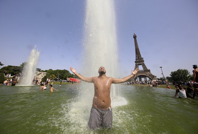Po napovedih klimatologov bi lahko bilo leta 2050 v Parizu peklensko vroče kar šest mesecev v letu. FOTO: Stefano Rellandini/Afp