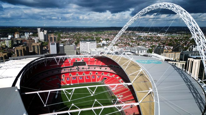 S strehe Wembleyja se odpre pogled na ves London. Foto Carl Recine/Reuters