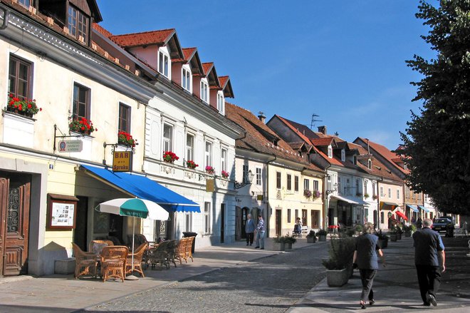 Ulica Šutna je območje starega mestnega jedra Kamnika; severni del ulice je namenjen pešcem. Celotno območje je od leta 1986 razglašeno za kulturni in zgodovinski spomenik. FOTO: Primož Hieng