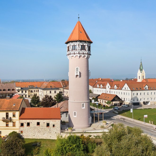 V zgornjem nadstropju v značilni predalčni tehniki gradnje oziroma fachwerk, nekdanjem vodohranu, kjer so bila okna le nakazana, so ta zares odprli in zdaj omogočajo lepe razglede na vse strani. FOTO: Katarina Kovačič