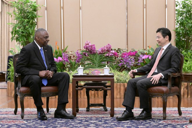 Kitajski minister Dong Jun in ameriški minister Lloyd Austin sta se srečala ob robu varnostne konference Shangri-La Dialogue, ki poteka v Singapurju. FOTO: Mindef/Reuters