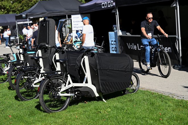 Tovorna električna kolesa so idealna za zadnji kilometer dostave v mestih. FOTO: Angelika Warmuth/Reuters