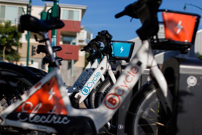 Tudi pri nas so ponekod v ponudbi najemov tudi električna kolesa. FOTO: Mike Blake/Reuters
