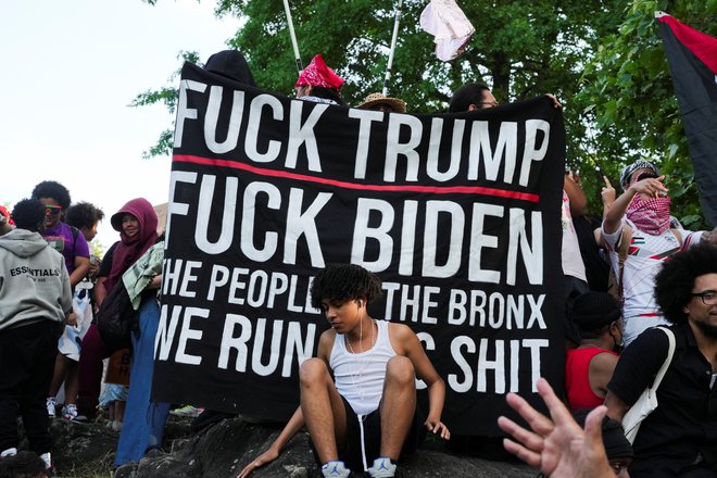 Protestniki proti obema vodilnima predsedniškima kandidatoma v Bronxu. Foto David Dee Delgado/Reuters