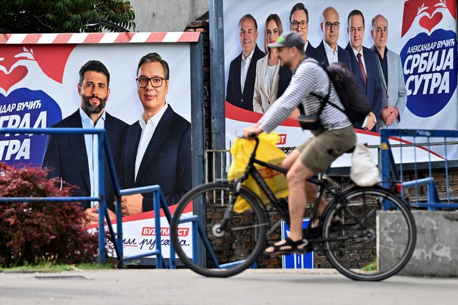 Čeprav sam ne kandidira, je soustanovitelj in dolgoletni predsednik Vučić SNS posodil svoj lik in politične dosežke že v kampanji pred decembrskimi volitvami. Foto Andrej Isakovic/AFP
