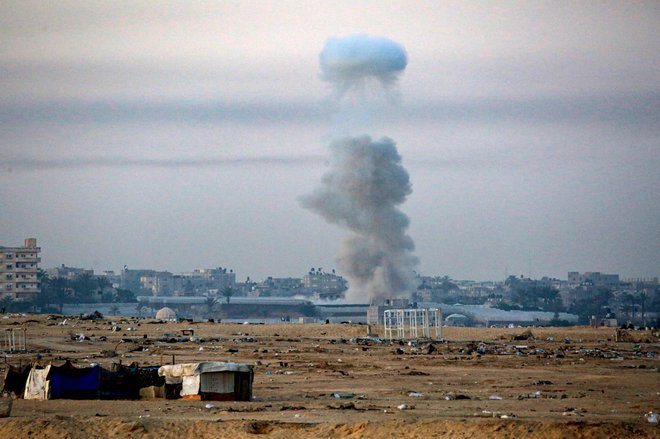 Dim se dviga ob izraelskem bombardiranju Rafe. FOTO: Eyad Baba/Afp