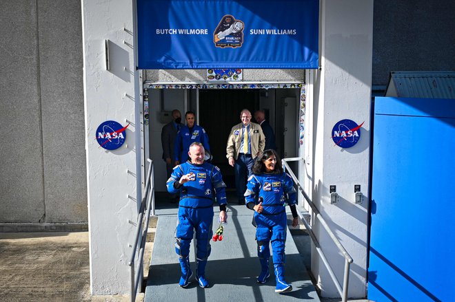 Suni Williams in Butch Wilmore ob izstopu iz znamenite stavbe Neila Armstronga na Cape Canaveralu. FOTO: Miguel J. Rodriguez Carrillo/AFP