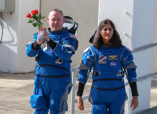 Astronavta sta se na polet pripravljala več let. Sodelovala sta pri pripravi plovila in tudi modrih oblek. FOTO: Joe Raedle/AFP