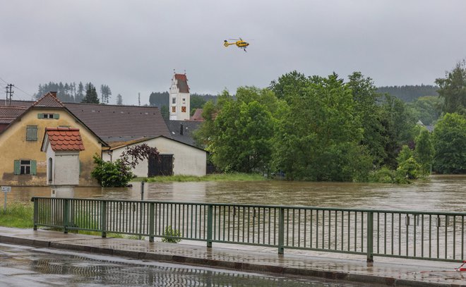 Iz poplavljenih vasi so ljudi reševali s helikopterjem. FOTO: Tobias Hartl/Reuters