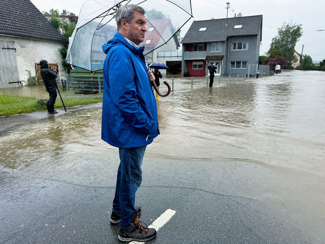 Bavarski deželni glavar Markus Soeder si ogleduje posledice nalivov. FOTO: Ayhan Uyanik/Reuters