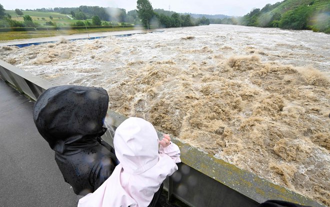 Opazovanje deroče vode ni ravno priporočljivo. FOTO: Thomas Kienzle/AFP