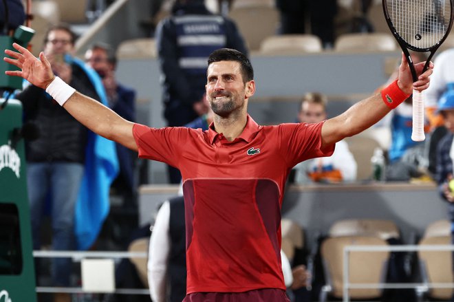 Vreme kroji odprto prvenstvo v Franciji, zaradi česar je tudi teniški kralj Novak Đoković v Roland Garrosu opraviti nočno izmeno. FOTO: Emmanuel Dunand/AFP