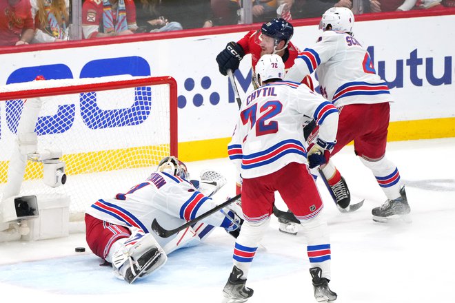 Ruski napadalec pri Floridi Vladimir Tarasenko je matiral rojaka pri New York Rangers Igorja Šesterkina za četrto zmago v finalu vzhodne konference NHL. FOTO: Jim Rassol/Usa Today Sports Via Reuters Con