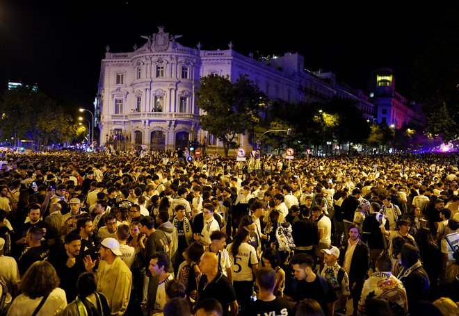 Realovo petnajsto zmagoslavje v najmočnejšem evropskem klubskem tekmovanju so bučno slavili tudi navijači v Madridu. FOTO: Ana Beltran/Reuters