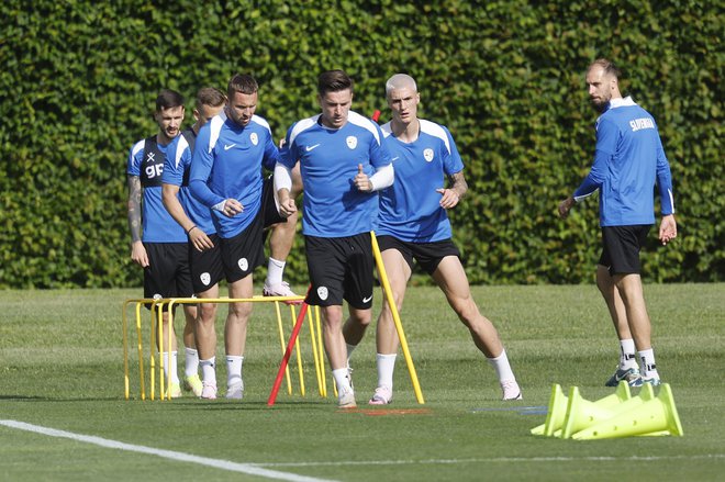 Petar Stojanović, Sandi Lovrić, Jasmin Kurtić, Benjamin Verbič, Benjamin Šeško in Jon Gorenc Stanković med pripravo na torkovo tekmo z Armenijo. FOTO: Leon Vidic