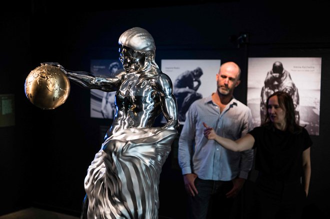 »Nemogoči kip« so pred letom dni predstavili v Tehniškem muzeju v Stockholmu. Oblikovala za ga je umetna inteligenca, ki vanj poskusila združiti kiparjenje Michelangela, Rodina in Takamure.

FOTO: Jonathan Nackstrand/AFP