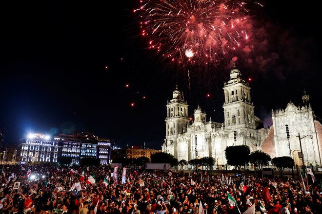 Na glavnem trgu mehiške prestolnice Ciudad de Mexico zmago Sheinbaumove proslavljajo množice njenih podpornikov. FOTO: Daniel Becerril/Reuters
