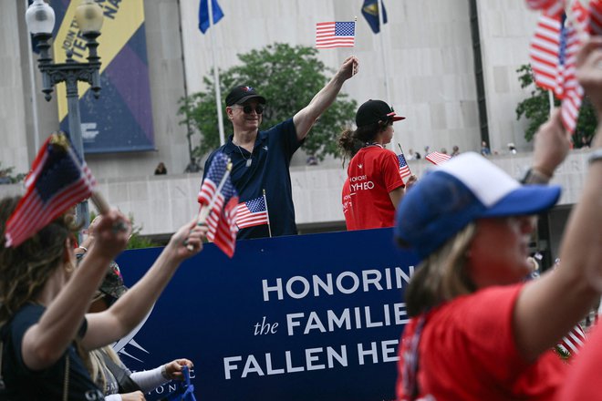 Vsi tukaj smo vaši dolžniki, je pred poletom veteranov v Francijo poudaril ameriški igralec Gary Sinise. FOTO: Brendan Smialowski/AFP