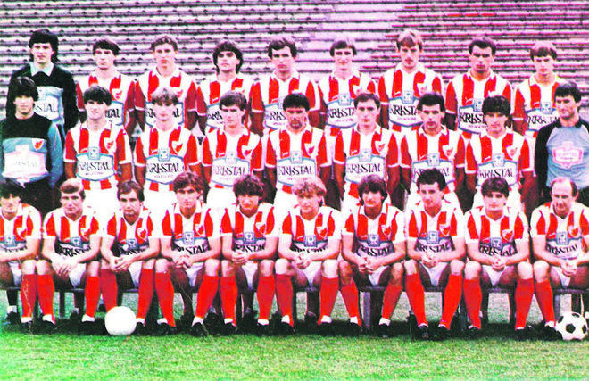 Crvena zvezda je z Markom Elsnerjem (v srednji vrsti četrti z leve) sredi 80. let kraljevala na jugoslovanski nogometni sceni. FOTO: Osebni arhiv