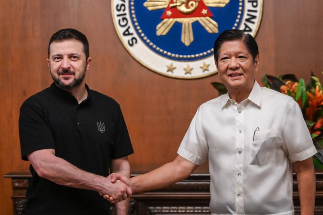 V predsedniški palači sta se Zelenski in Marcos dolgo pogovarjala, med drugim tudi o tem, da bo Kijev do konca leta odprl veleposlaništvo v Manili. FOTO: Jam Sta Rosa/AFP
