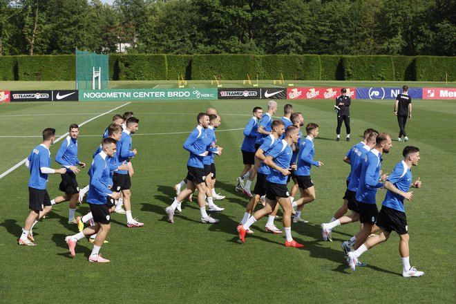 Vzdušje v slovenski nogometni reprezentanci je na najvišji ravni kljub manjšim poškodbam, zaradi katerih bo selektor Matjaž Kek proti Armeiniji dal počitek marsikateremu prvokategroniku. FOTO: Leon Vidic/Delo