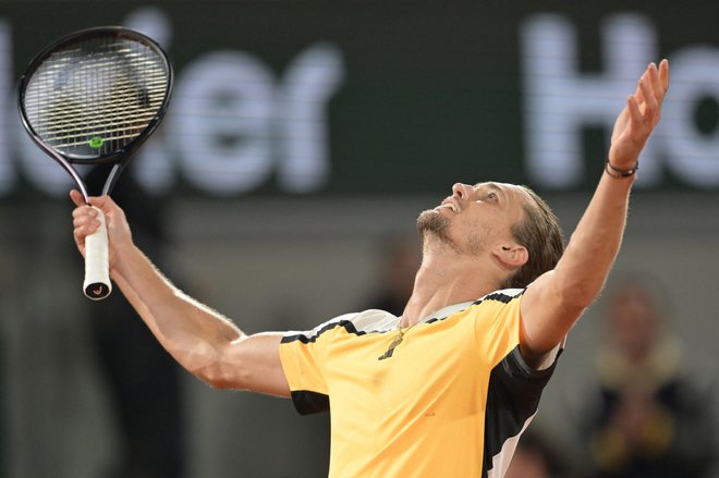 Skoraj pet ur je Alexander Zverev potreboval za zmago proti Dancu Holgerju Runu za preboj med osem najboljših na drugem letošnjem velikem slamu. FOTO: Bertrand Guay/AFP