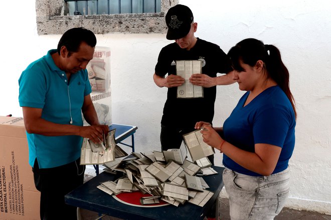 Mehiški volivci so poleg predsednice v nedeljo izbirali tudi številne kongresnike, guvernerje, župane in svetnike. Šlo je za najobsežnejše volitve v zgodovini države. FOTO: Ulises Ruiz/AFP