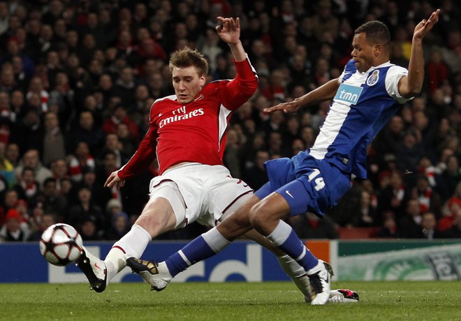 Nicklas Bendtner v majici Arsenala (levo). FOTO: Eddie Keogh/Reuters