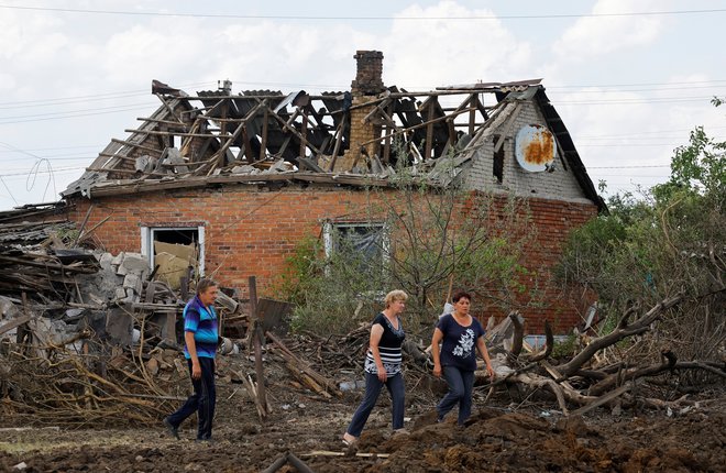 Uničene stavbe v mestu Rozovka FOTO: Alexander Ermochenko/Reuters