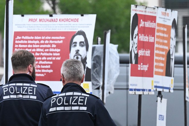 Po napadu z nožem v Mannheimu je poškodbam podlegel 29-letni policist. Preiskavo napada je zaradi teže in pomena prevzelo zvezno tožilstvo, ki sumi, da je šlo za religiozno motivirano dejanje. FOTO: Kirill Kudryavtsev/AFP