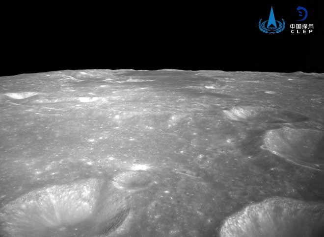 Površje Lune, ki ga je slikala sonda Chang'e 6. FOTO: CNSA/AFP 

 