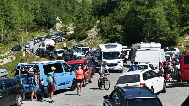 Na območju Triglavskega narodnega parka veljajo visoke kazni za nepravilno ­parkiranje. FOTO:  Janko Humar