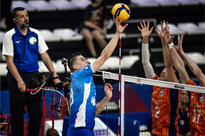 Še malo, pa bodo Klemen Čebulj in soigralci segli do olimpijskih iger. FOTO: volleyballworld