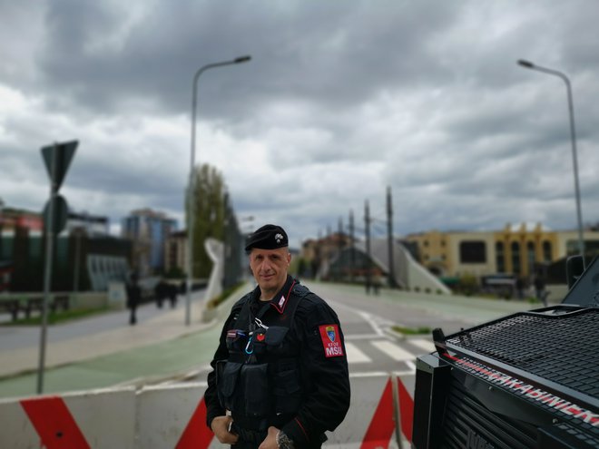 Most, ki ga pod budnim očesom nadzornikov iz mirovne misije Kfor lahko prečkajo le pešci, je nekakšen simbol razdeljenosti med pripadniki večinskega albanskega in manjšinskega srbskega naroda. Foto Milena Zupanič