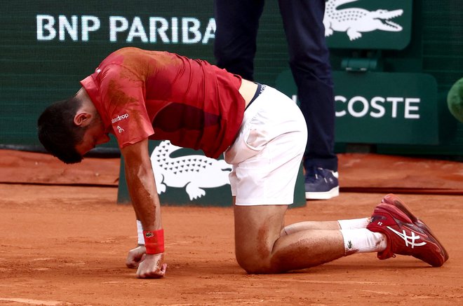 Novak Đoković ima precejšnje težave z desnim kolenom. FOTO: Yves Herman/Reuters