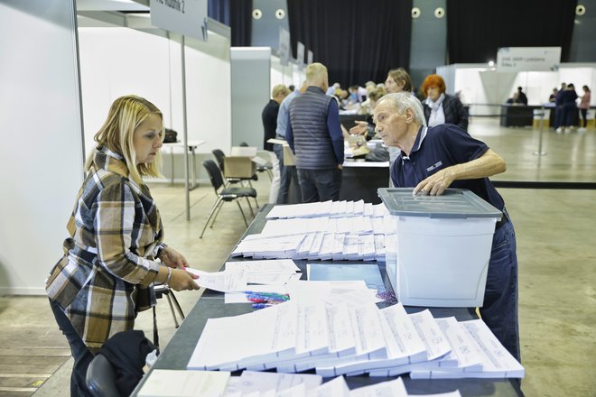 Kandidatka SDS je prišla agitirat na predčasno volišče v Ljubljani. FOTO: Jože Suhadolnik/Delo
