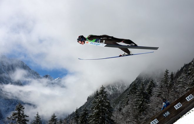 Dolina pod Poncami je imenitno prizorišče tekem v skokih in poletih. Foto Borut Živulovič/Reuters