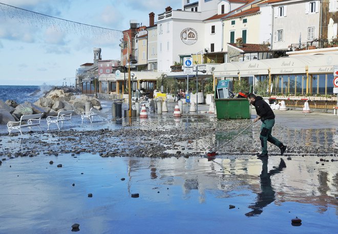 Ekstremna neurja – tudi tako, ki je novembra lani z visokimi valovi prizadelo Piran – so vse pogostejša in povzročajo več škode.

FOTO: Jože Suhadolnik/Delo