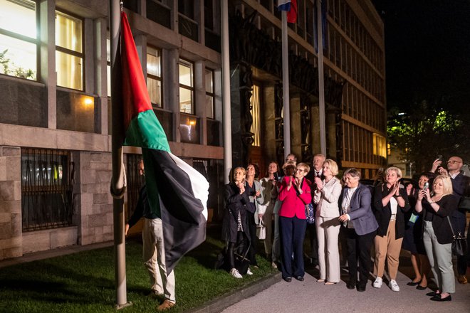 Sinočnje izobešanje palestinske zastave pred parlamentom. FOTO: AFP