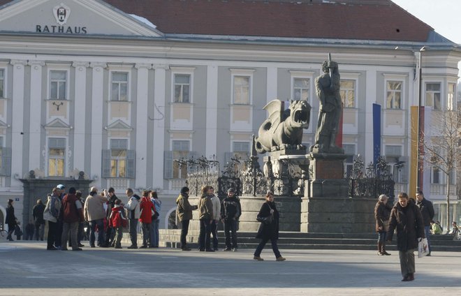 Novi trg pred Mestno hišo bo v Celovcu stičišče nogometnih navdušencev od vsepovsod. FOTO: Tomi Lombar