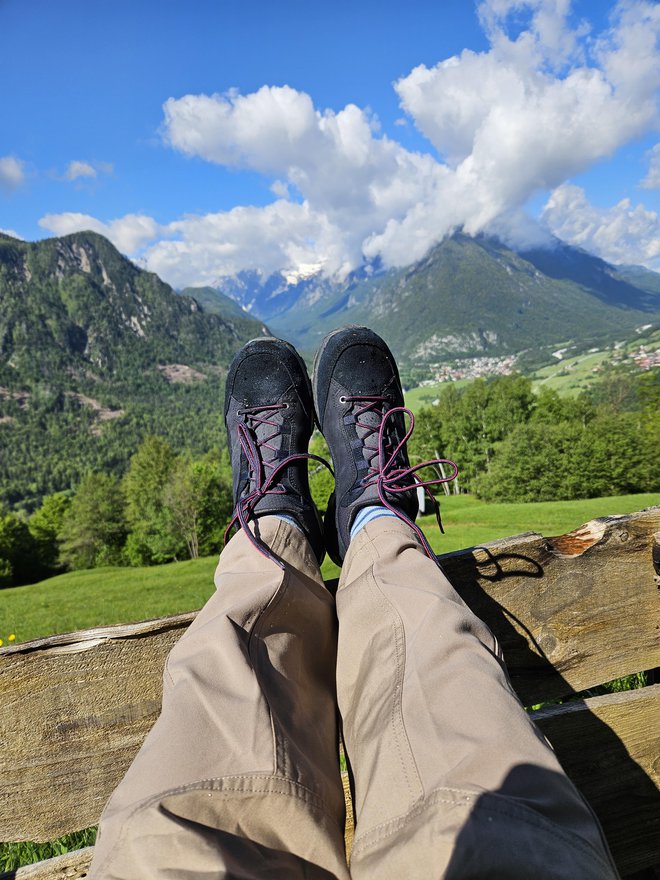 Pohodniški čevlji Hanwag Banks Low Lady GTX v barvi navy/pink. FOTO: Delo